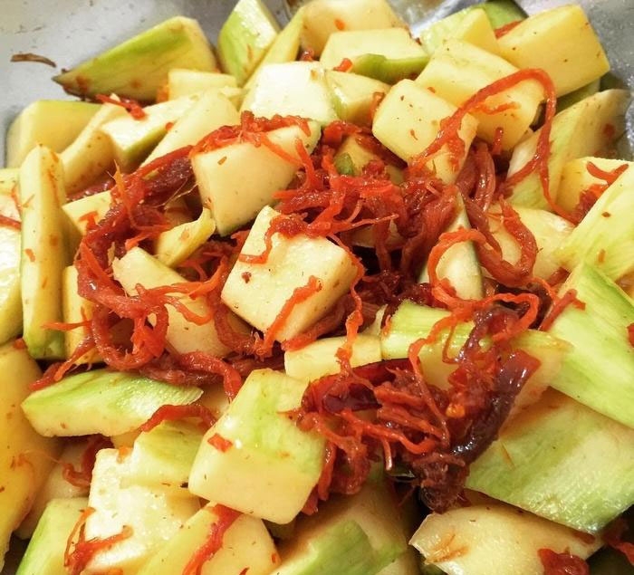 Cách làm xoài lắc chua cay tê tái tại nhà