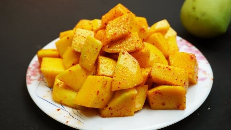 Cách làm xoài lắc chua cay tê tái tại nhà