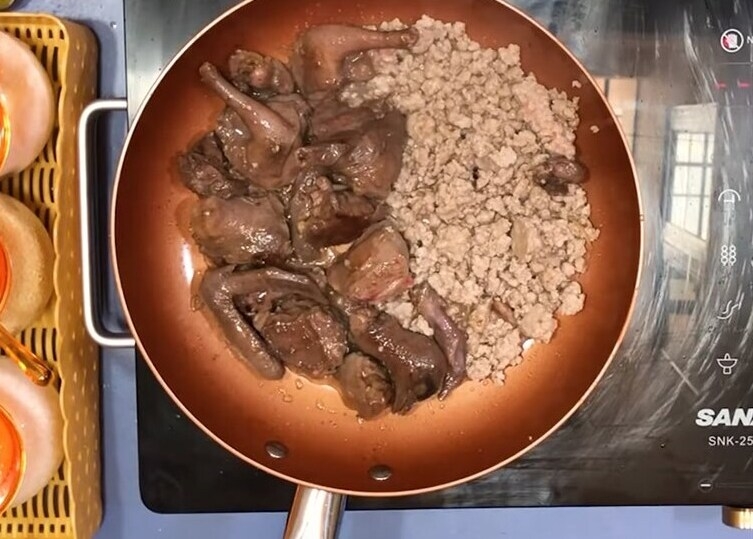 Xào thịt băm và thịt chim bồ câu