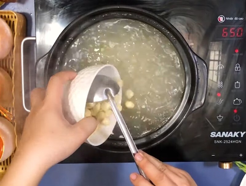 Nấu cháo đậu xanh hạt sen