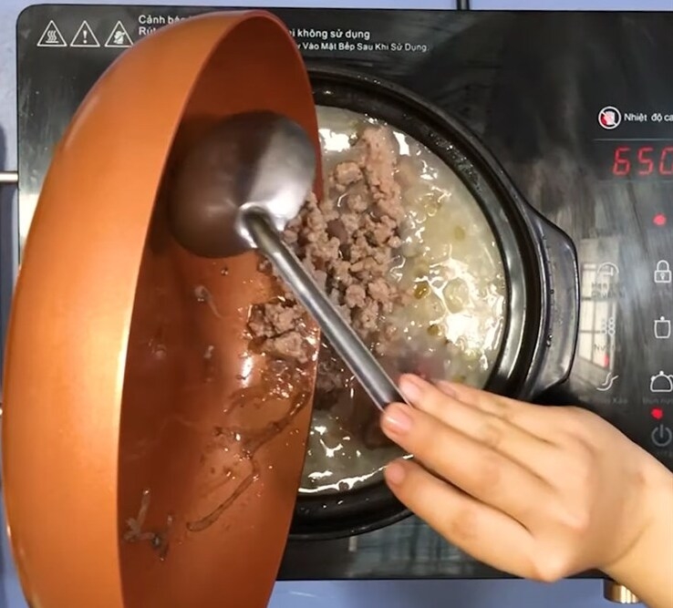 Trút thịt vào cháo, nấu cùng