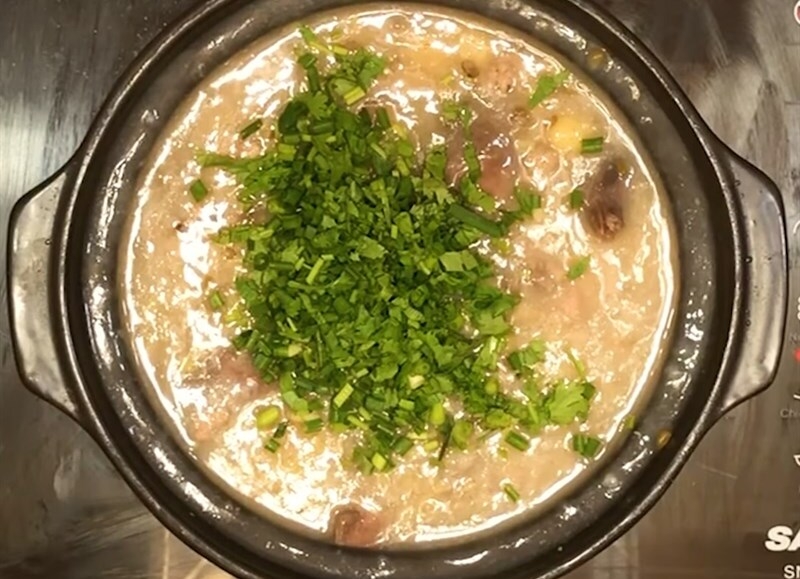 Rắc hành lá, ngò rí, hành phi, tiêu vào là xong món cháo thơm ngon