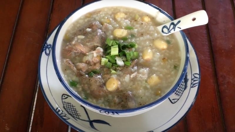 Món cháo bồ câu hầm đậu xanh hạt sen nóng hổi, bổ dưỡng, ăn vào ngày mưa thật hấp dẫn