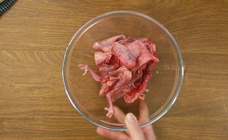 Chặt chim thành từng khúc vừa ăn