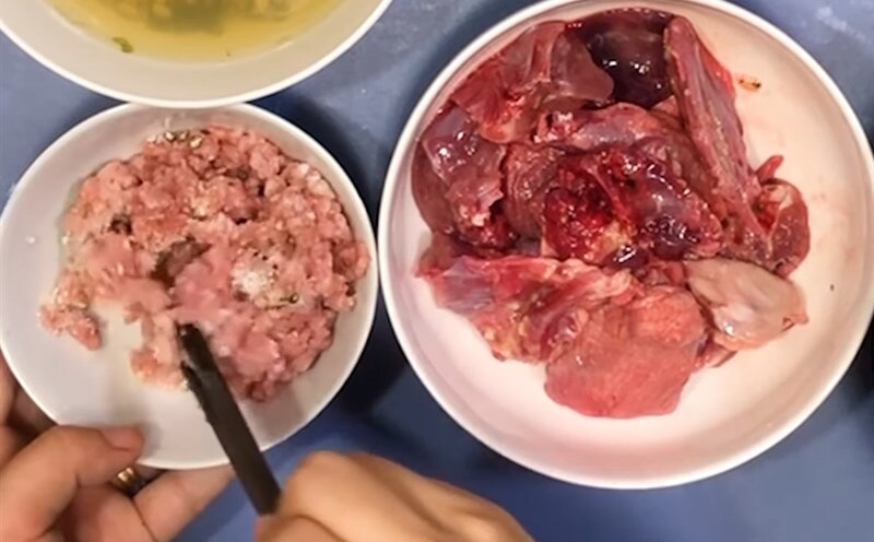 Ướp thịt băm và thịt chim bồ câu