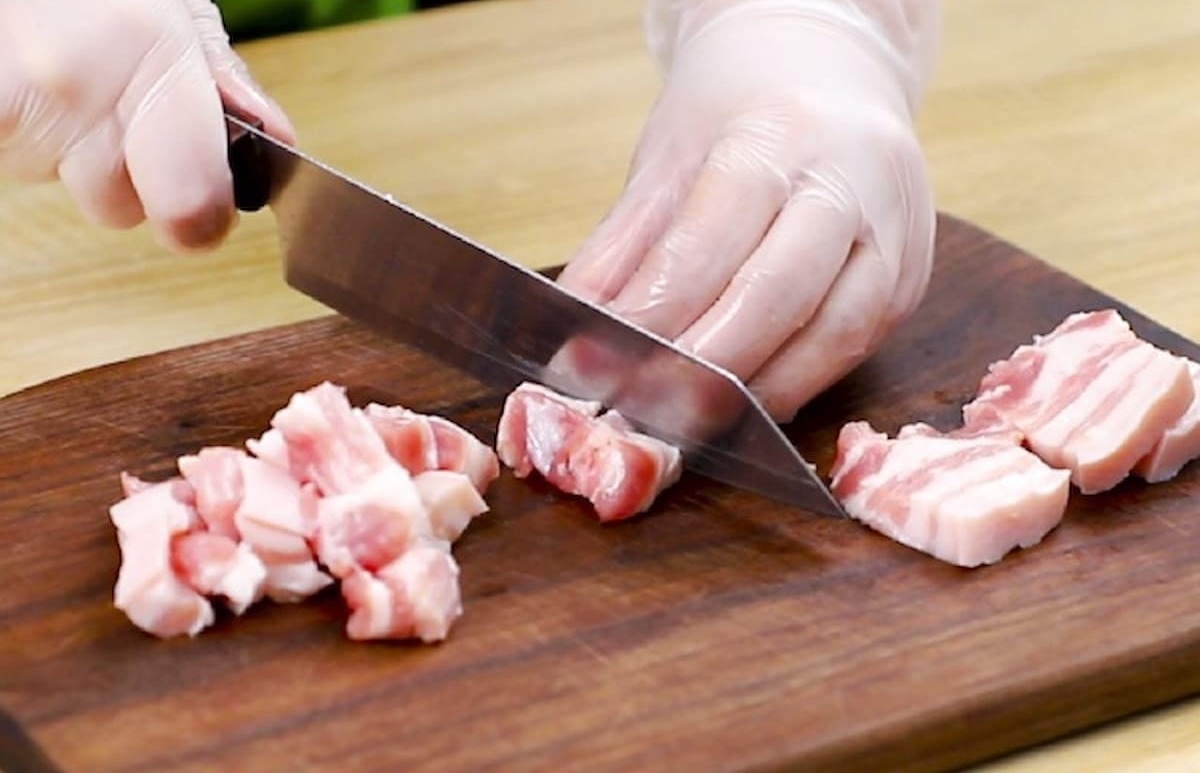 Cắt nhỏ thịt ba chỉ