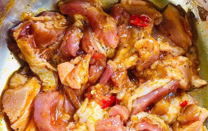 Ướp thịt cho thấm đều gia vị