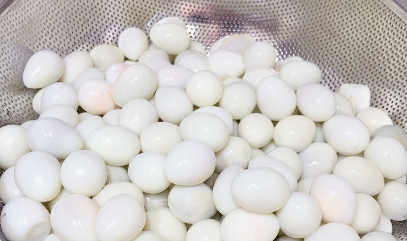 Bóc vỏ trứng cút