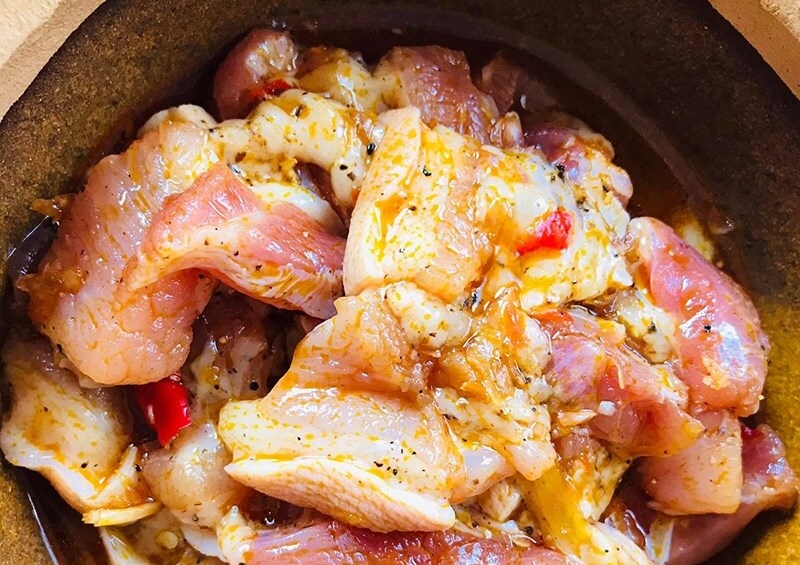 Cho thịt vào nồi xào nhanh