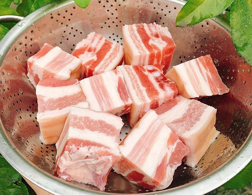 Cắt thịt ba chỉ thành miếng lớn