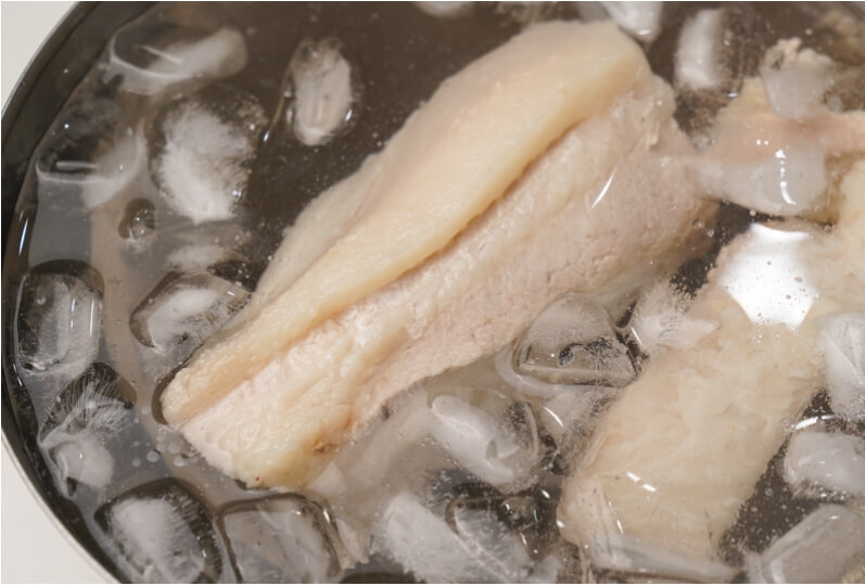 Ngâm thịt ba chỉ trong nước đá