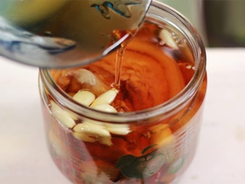 Cho thịt và nước mắm vào lọ thuỷ tinh tiệt, đậy kín nắp