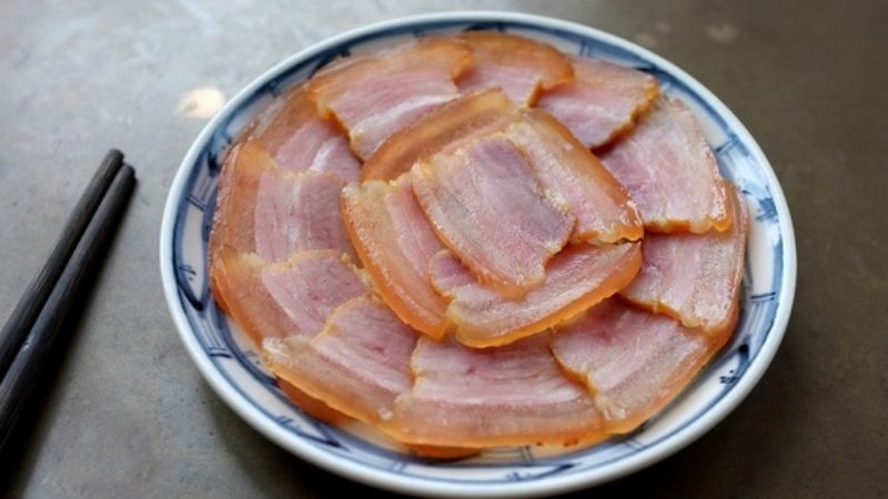 Thịt ngâm nước mắm đậm đà, săn giòn ăn kèm rau sống, dưa leo sẽ rất hao cơm đấy