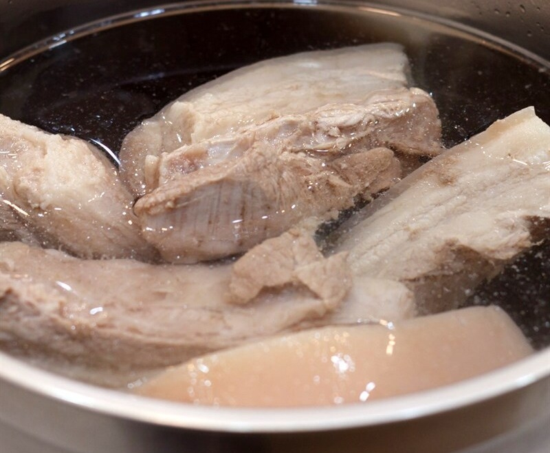 Luộc thịt cho chín mềm