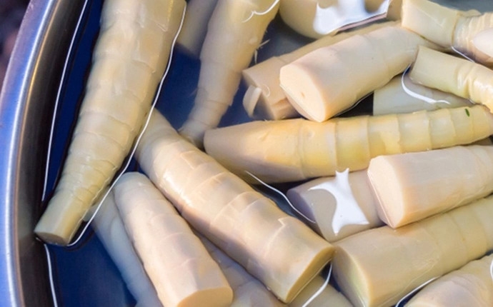 Luộc măng 5 – 6 lần rồi cắt nhỏ