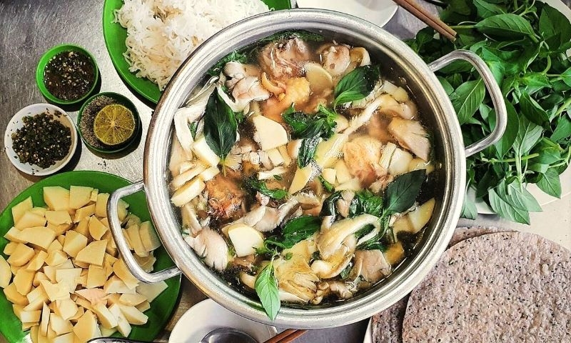 Lẩu gà lá é có vị ngọt chua tự nhiên từ lá é, thơm béo từ thịt gà