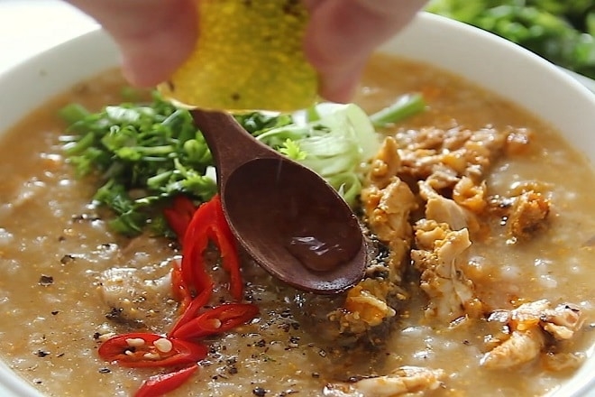 Bát cháo cá chép nóng hổi, sánh đặc, thơm ngon