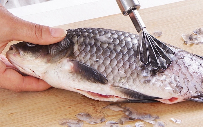 Cạo sạch vảy cá