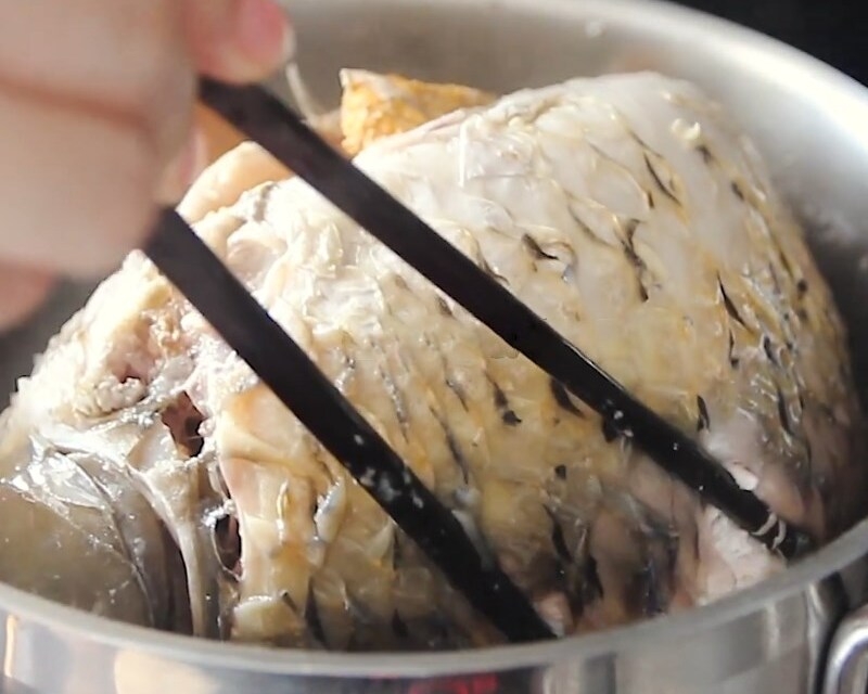Luộc cá chép cho chín