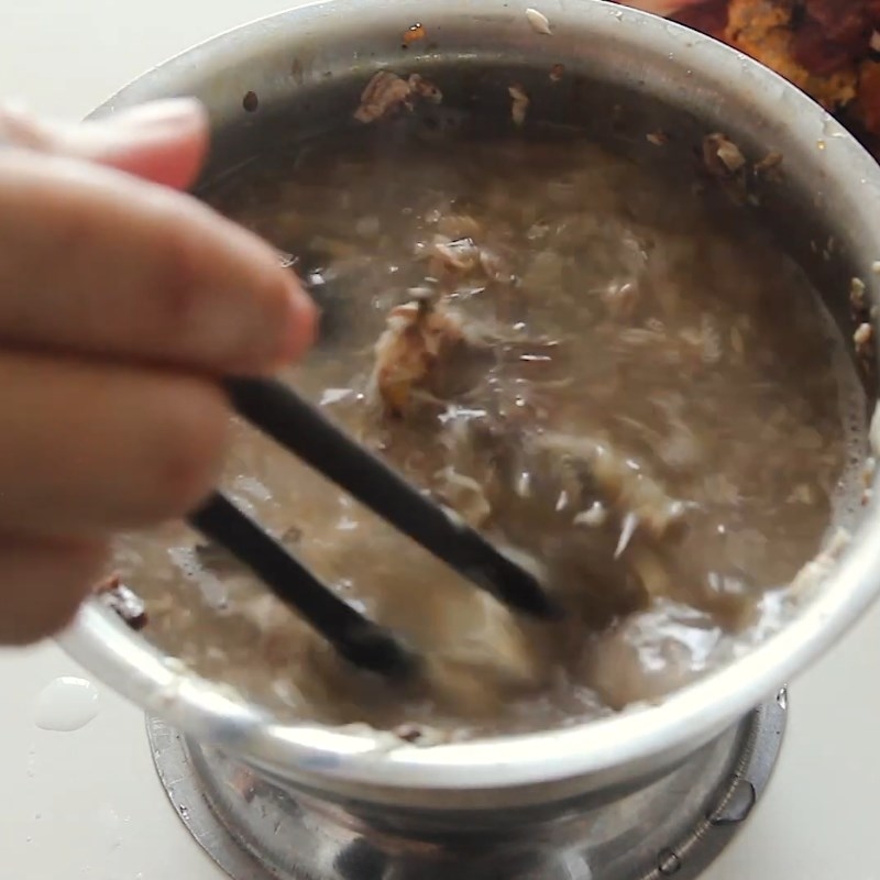 Cho nước vào để thu được nước dùng từ xương cá