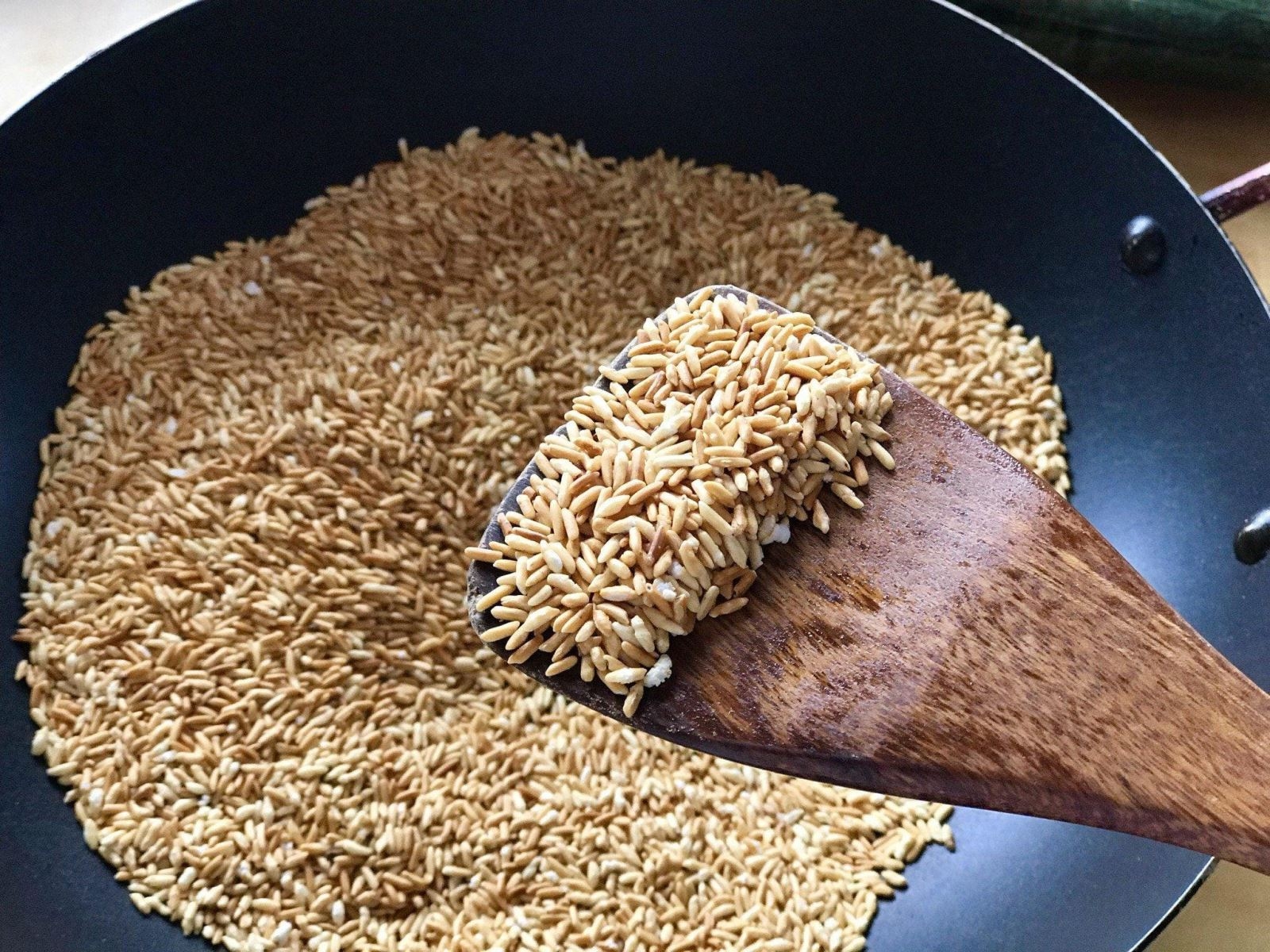 Rang gạo đến khi chuyển màu 