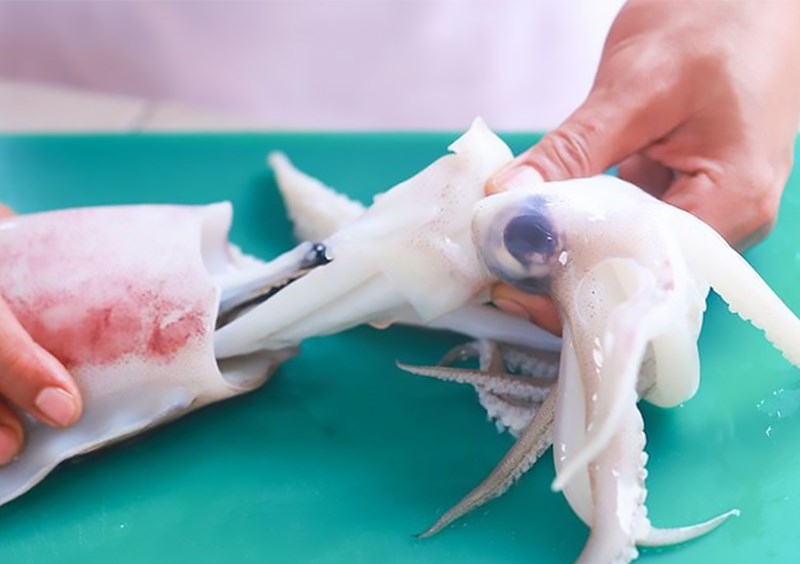 Kéo râu mực ra và bỏ xương sống lưng