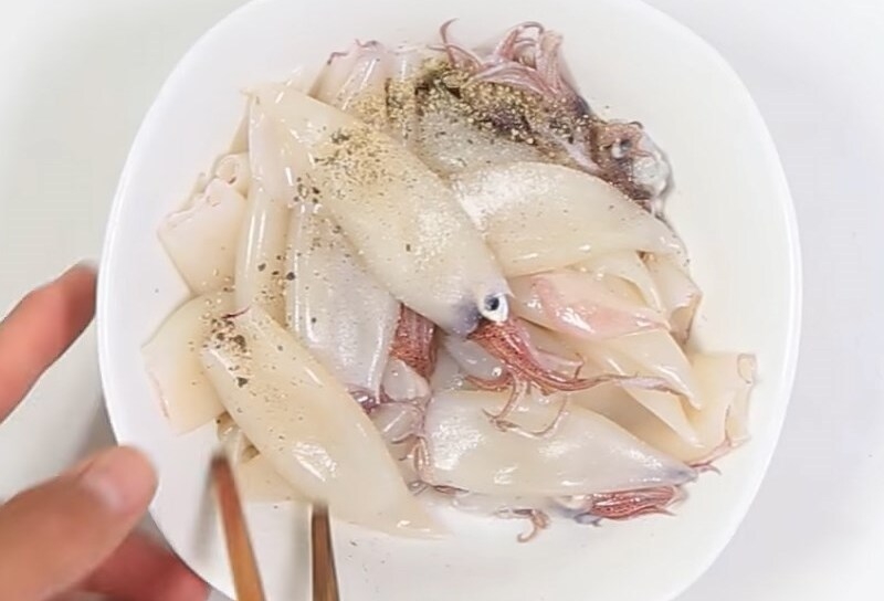 Ướp mực với muối và tiêu