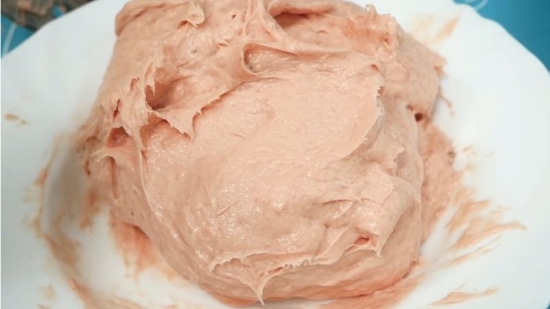 Đổ ít nước vào thịt xay bạn sẽ có được hỗn hợp giò sống