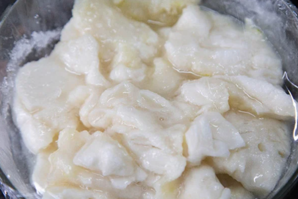 Mãng cầu gọt vỏ, tách thịt đem ướp đường