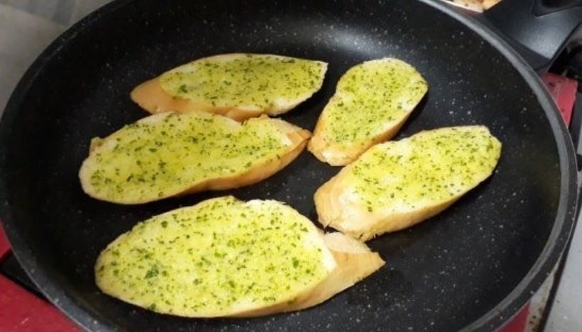 cách làm bánh mì bơ tỏi 9