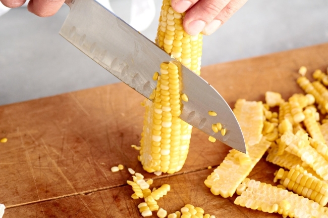 Cẩn thận tách hạt ngô