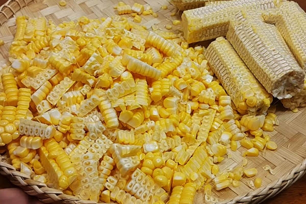 Lột ngô và tách hạt ngô 
