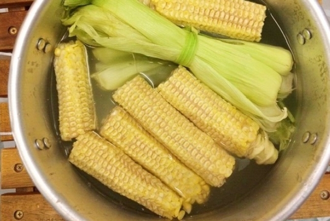 Luộc ngô trong 15 phút để làm sữa