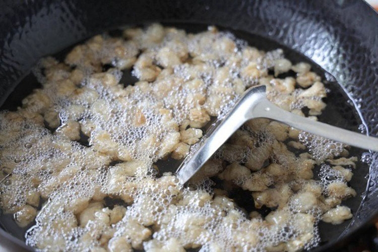 Chia sẻ cách làm tóp mỡ tại nhà giòn rụm cực đơn giản, ăn "chơi chơi" khá vui miệng (Hình 3)