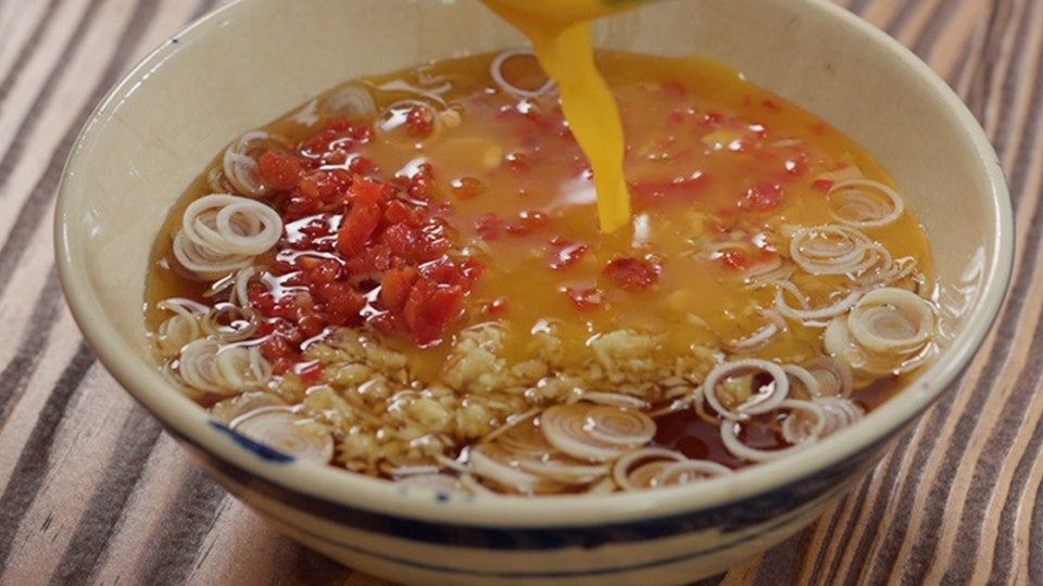 Nước chấm ốc chanh dây vô cùng ngon mắt