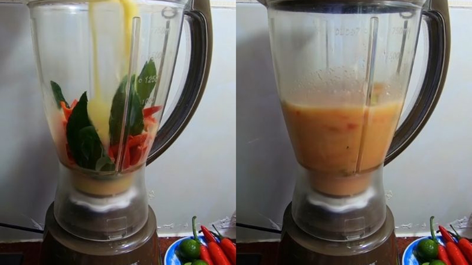 Xay nhuyễn các nguyên liệu làm muối chấm ốc