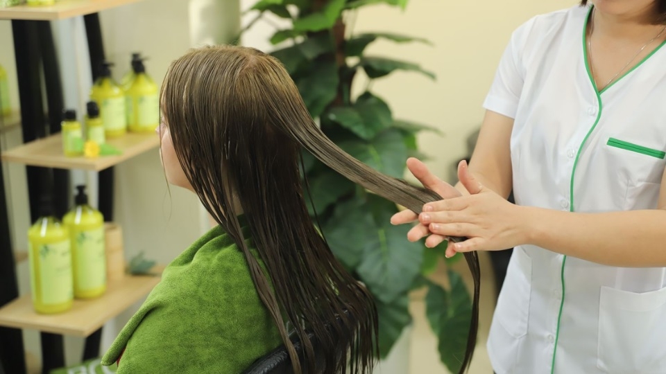 phục hồi tóc bằng keratin tại salon