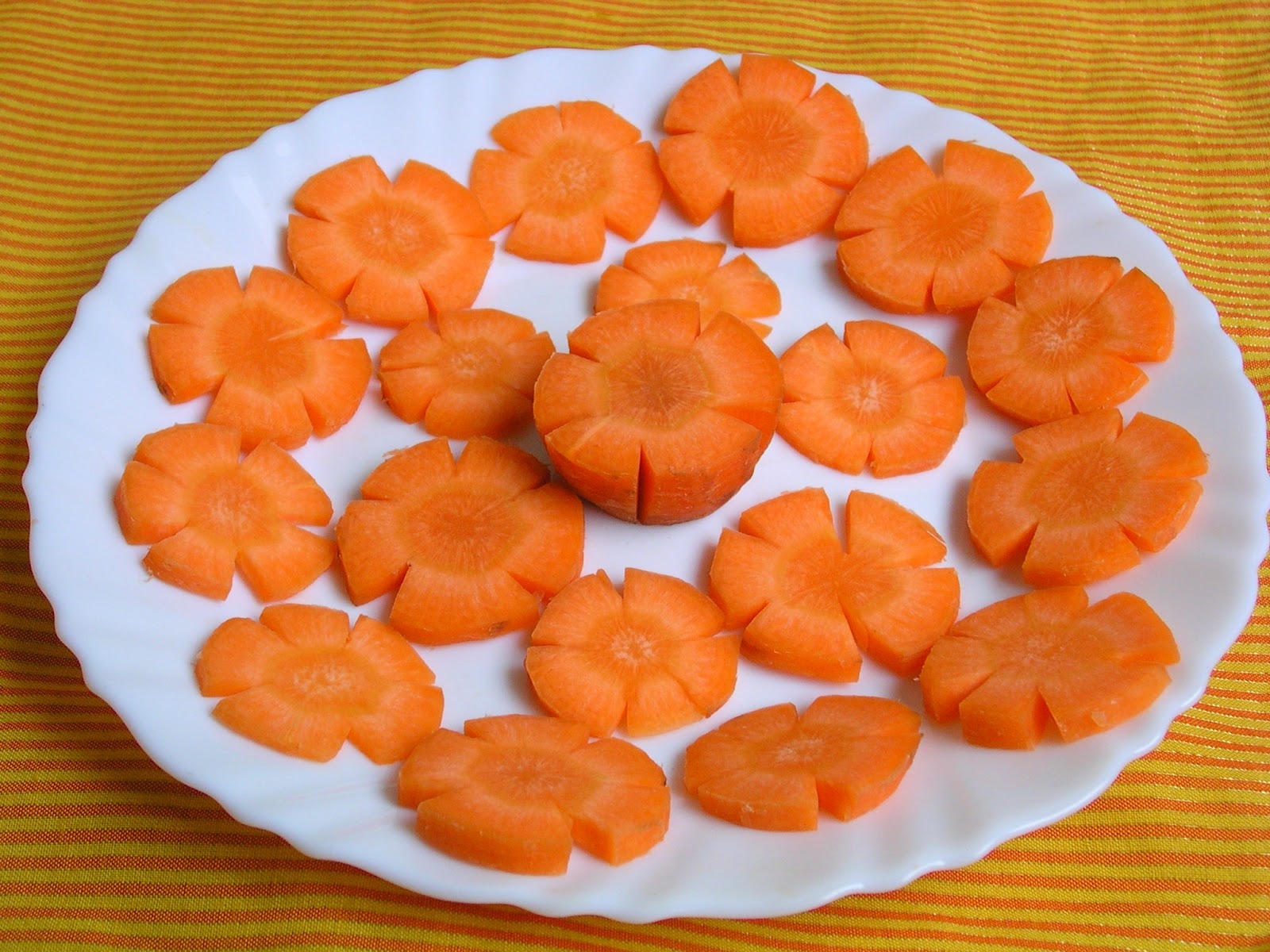 Cắt mỏng cà rốt và củ sắn