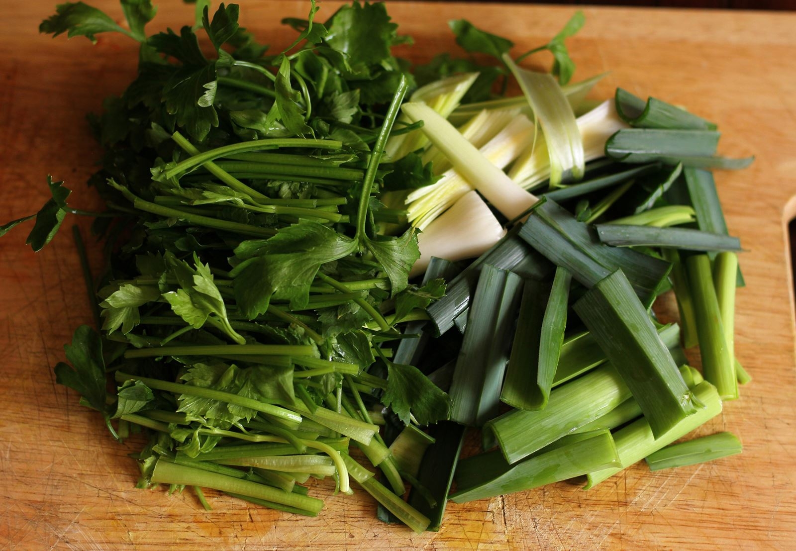 Hành lá và cần tây cắt khúc