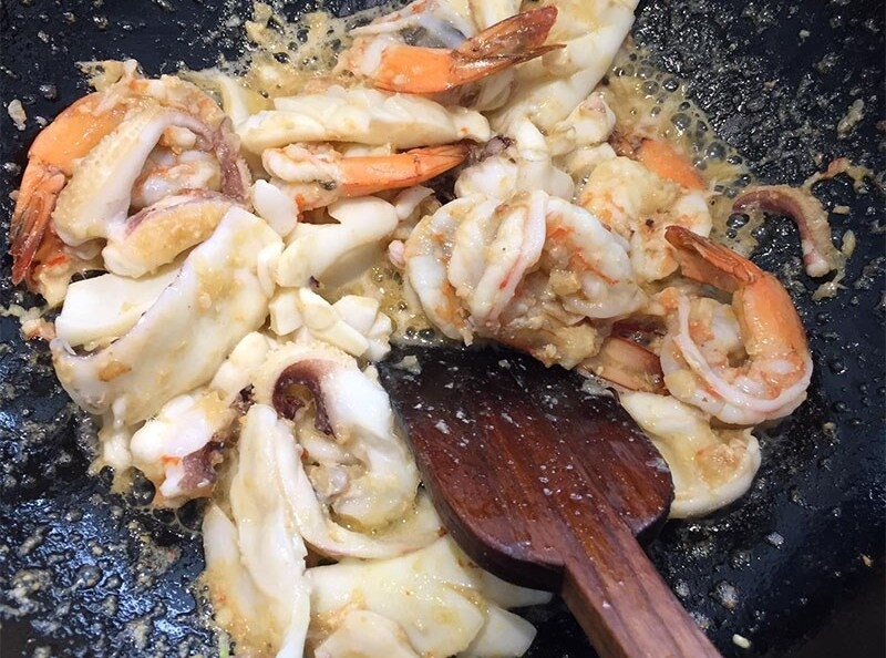 Xào tôm mực và bóng bì cho chín