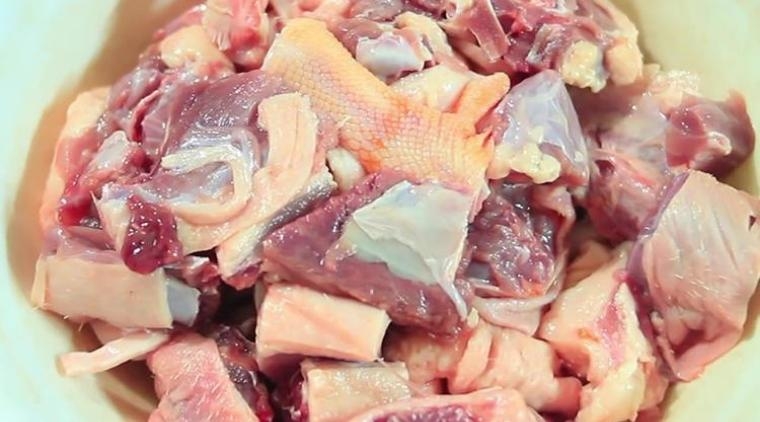 Chặt vịt thành miếng nhỏ
