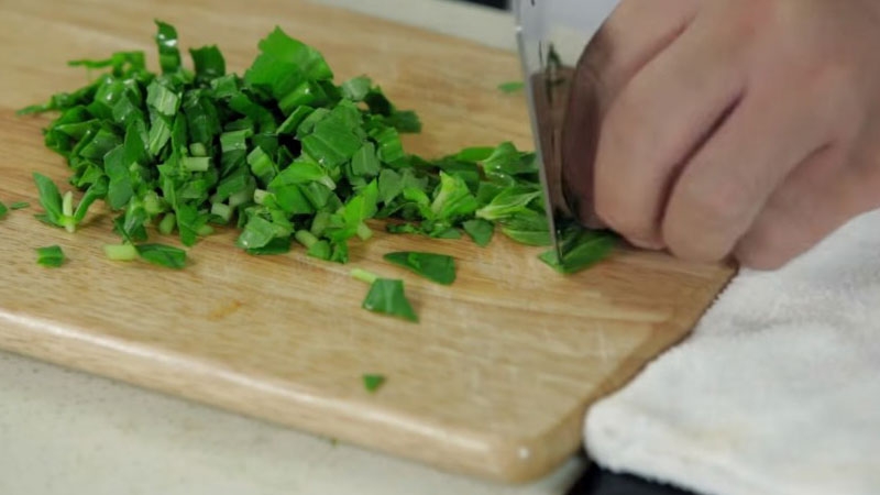 Rau om và ngò gai cắt nhuyễn