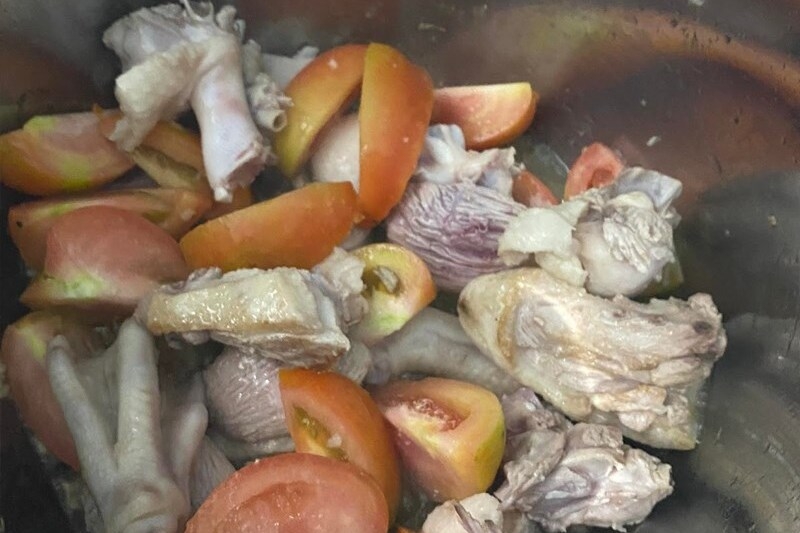 Cho cà chua và nước vào ninh mềm