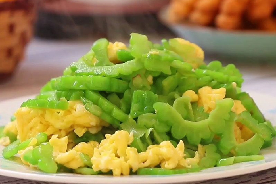 Mách nhỏ mẹo làm khổ qua xào trứng chuẩn vị, đơn giản mà không phải ai cũng biết