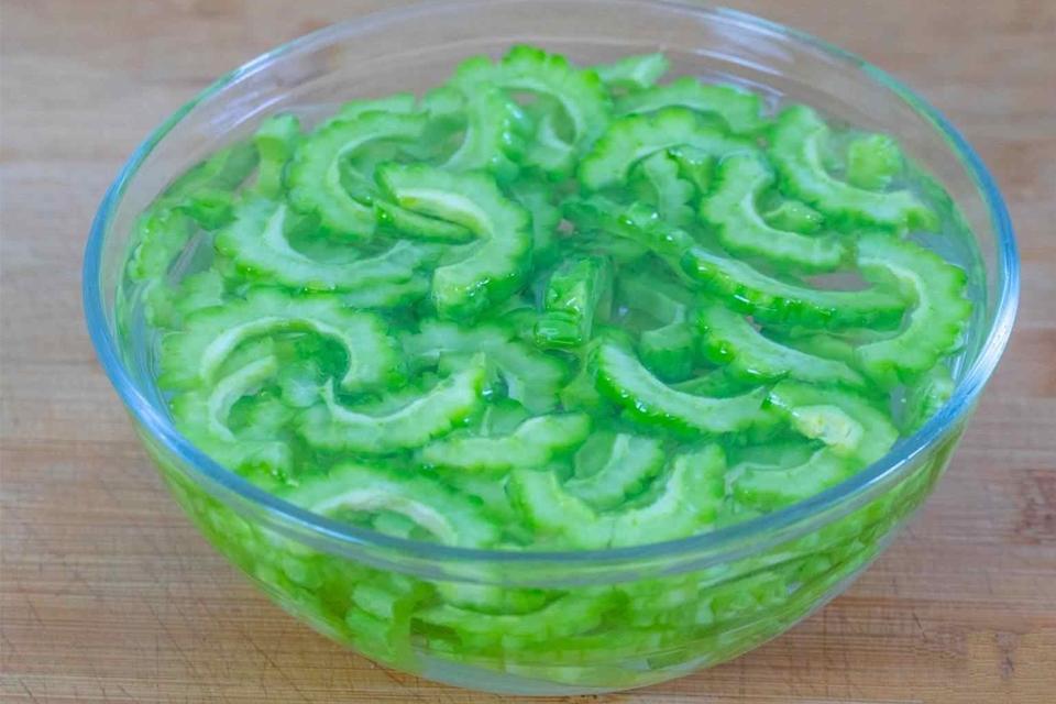 Mách nhỏ mẹo làm khổ qua xào trứng chuẩn vị, đơn giản mà không phải ai cũng biết