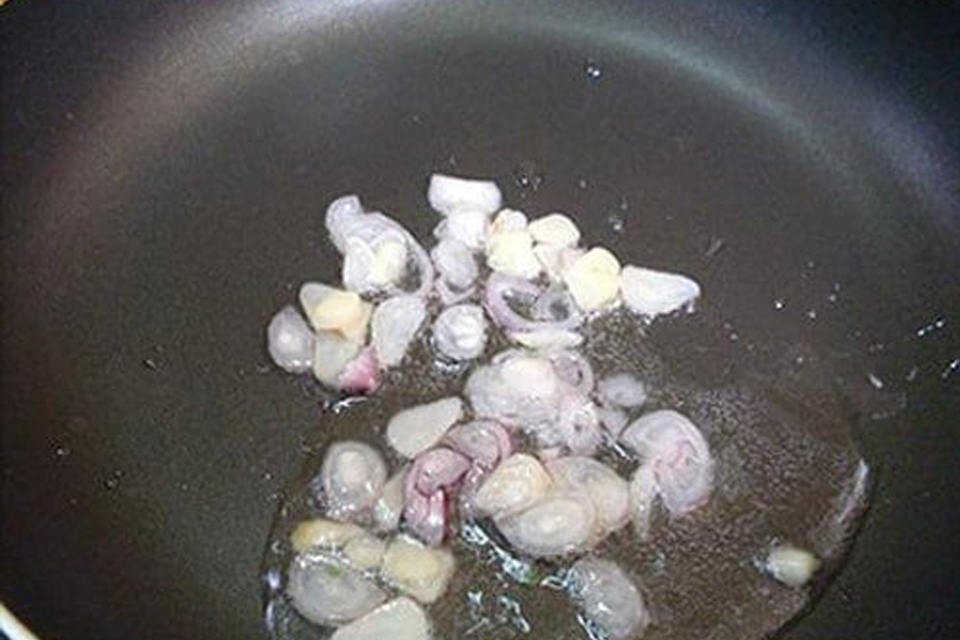 Mách nhỏ mẹo làm khổ qua xào trứng chuẩn vị, đơn giản mà không phải ai cũng biết