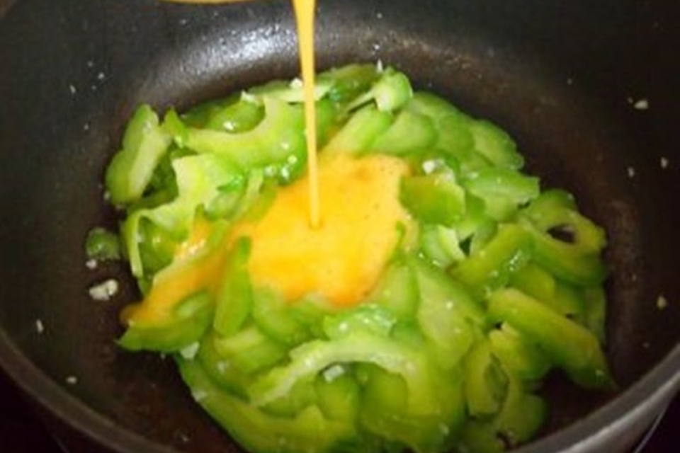 Mách nhỏ mẹo làm khổ qua xào trứng chuẩn vị, đơn giản mà không phải ai cũng biết