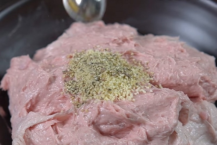Trộn, ướp thịt giò sống