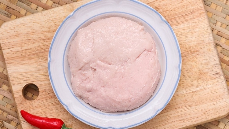 Giò sống màu hồng nhạt đều, mềm mịn là giò ngon