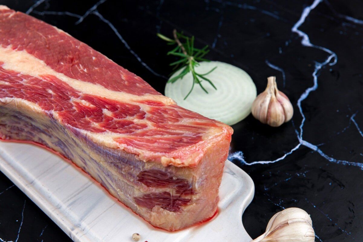 Gầu bò có các lớp mỡ và nạc nằm chồng chéo vào nhau